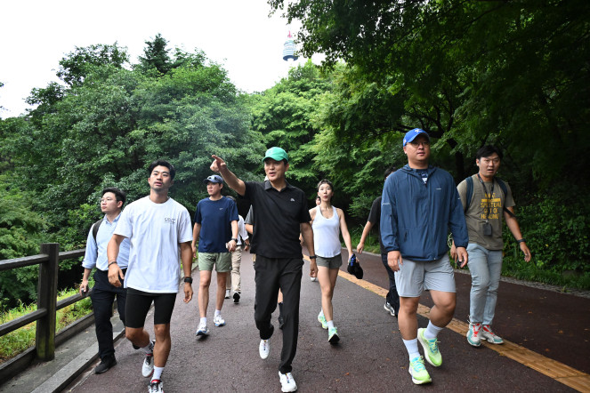 ▲오세훈(가운데) 서울시장이 '아침현장소통'으로 15일 오전 시민과 함께 남산 북측순환로를 달리고 있다. (사진제공=서울시)