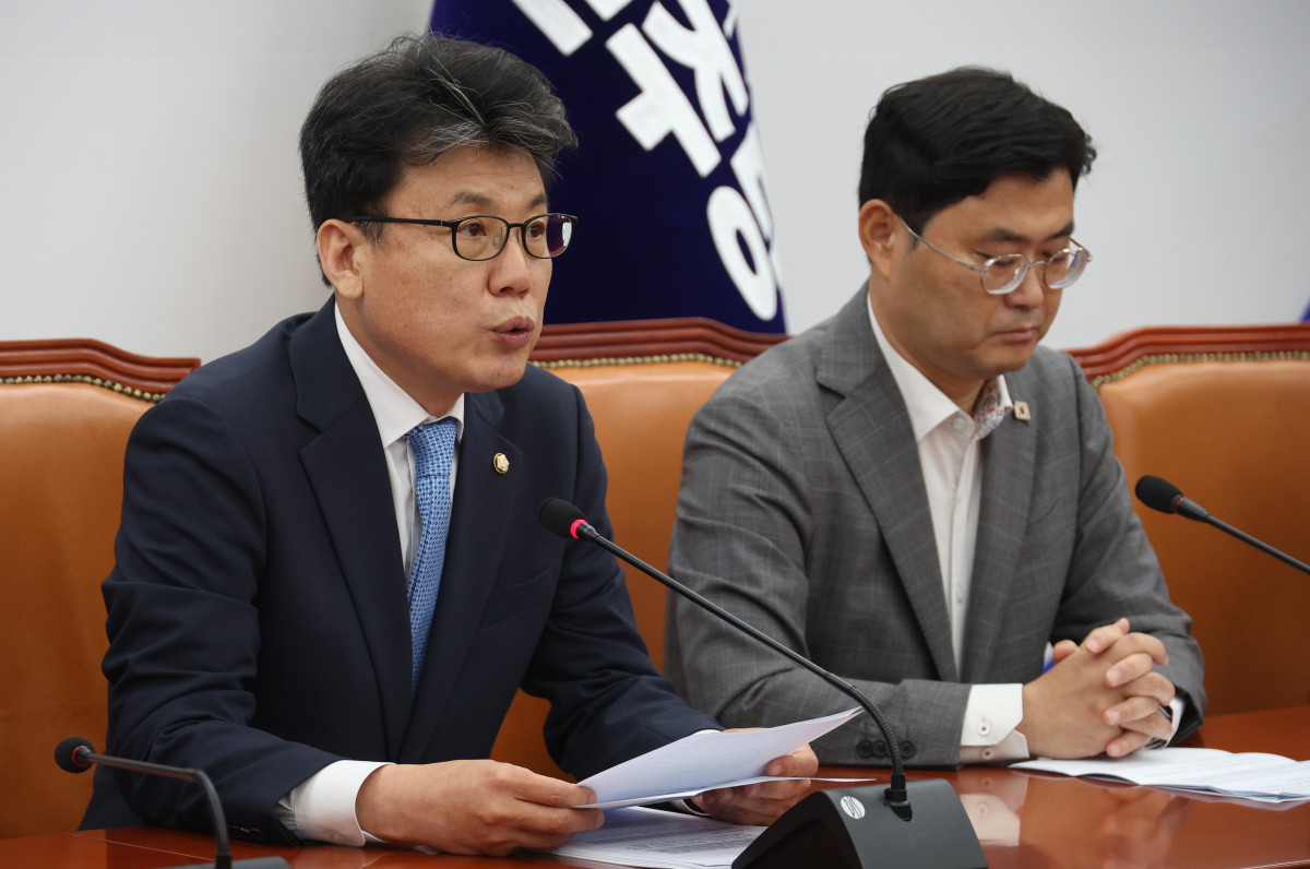 ▲진성준 더불어민주당 정책위의장이 15일 오전 서울 여의도 국회에서 열린 원내대책회의에서 발언을 하고 있다. 2025.07.15.  (뉴시스)