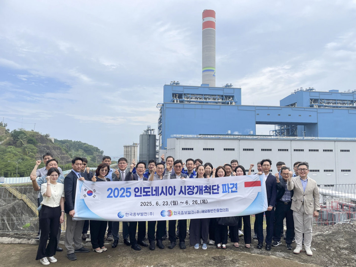 ▲한국중부발전 시장개척단이 6월 22~27일 인도네시아를 찾아 수출상담회를 진행했다. 사진은 자와 9, 10호기 발전소에서 시장개척단이 기념 촬영을 하고 있는 모습. (사진제공=한국중부발전)