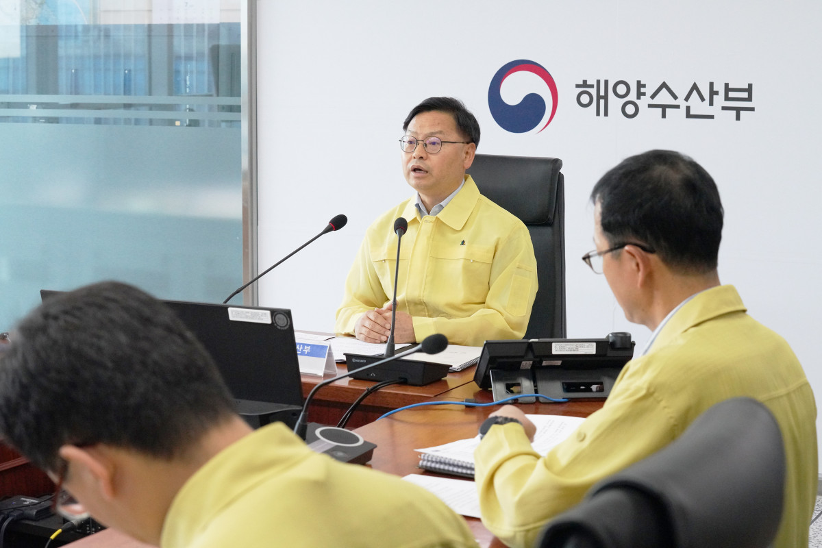 ▲김성범 해양수산부 차관이 15일 정부세종청사에서 고수온 피해 예방을 위한 긴급 상황점검 회의를 개최하고, 관계기관 및 지자체의 고수온 대응 상황을 점검하고 있다. (사진제공=해양수산부)