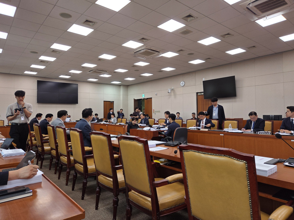 ▲15일 오전 서울 여의도 국회에서 국토교통위원회가 제1차 국토법안심사소위원회를 열고 특정건축물 정리에 관한 특별조치법안에 대해 논의하고 있다. (유승호 기자 peter@)