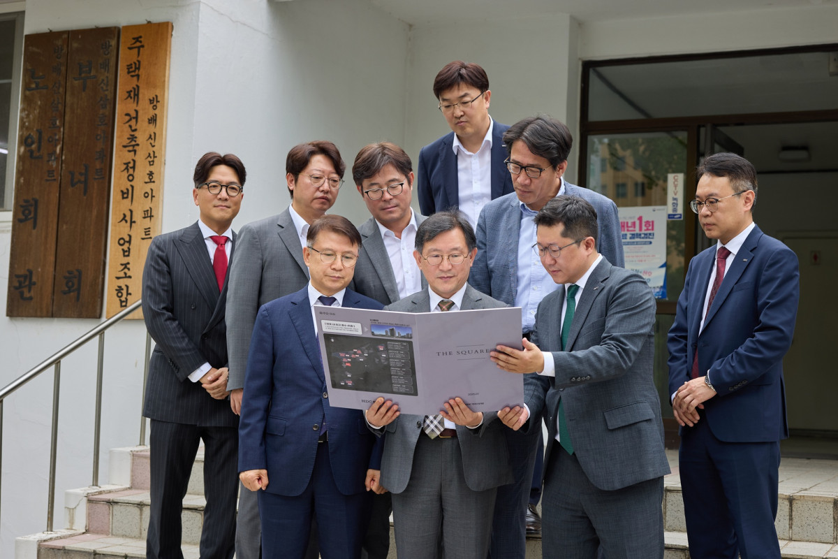▲정경구 대표(중앙)가 14일 방배신삼호아파트 재건축 정비사업 현장을 둘러보고 있다. (사진제공=HDC현대산업개발)