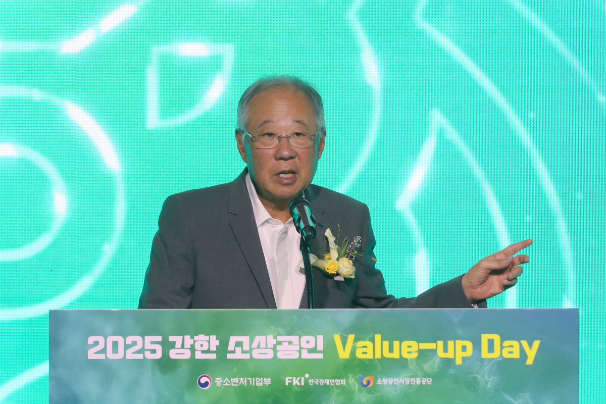 ▲류진 한경협 회장이 15일 서울 영등포구 FKI타워 컨퍼런스센터에서 열린 '강한 소상공인 밸류업 데이'에 참석해 인사말을 하고 있다. (한경협)