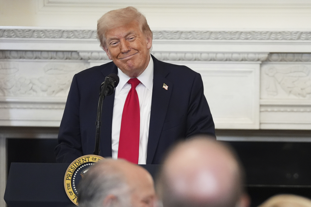 ▲도널드 트럼프 미국 대통령이 14일(현지시간) 백악관 신앙실이 주최한 오찬에서 연설 도중 미소 짓고 있다. 워싱턴D.C./AP연합뉴스