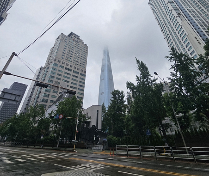 ▲잠실 르엘에서 바라본 롯데월드타워. (김지영 기자 kjy42)