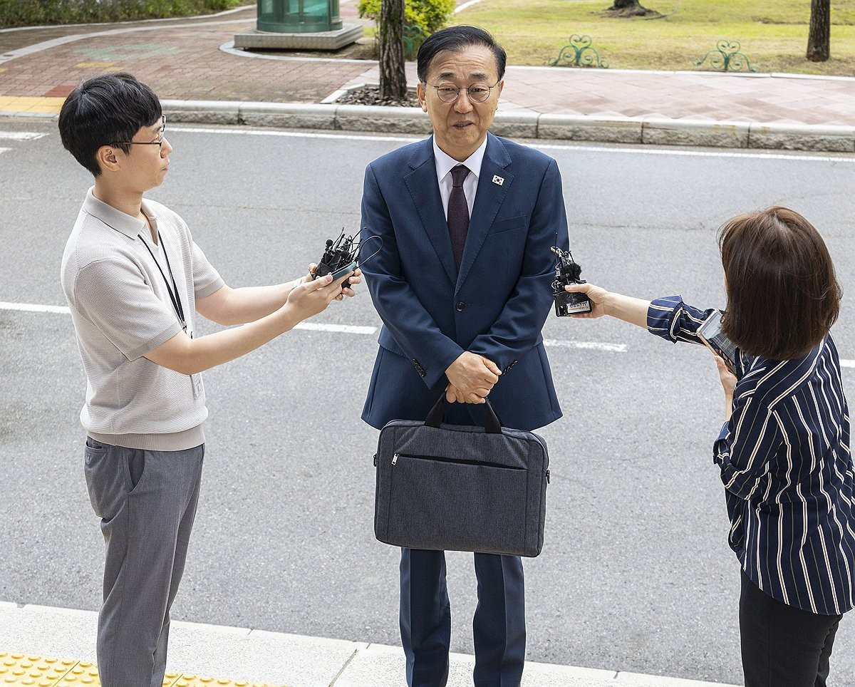 ▲김윤덕 국토교통부 장관 후보자가 15일 정부과천청사에 마련된 인사청문회 준비 사무실로 첫 출근하다 취재진과 만나 인터뷰하고 있다. (사진제공=연합뉴스)