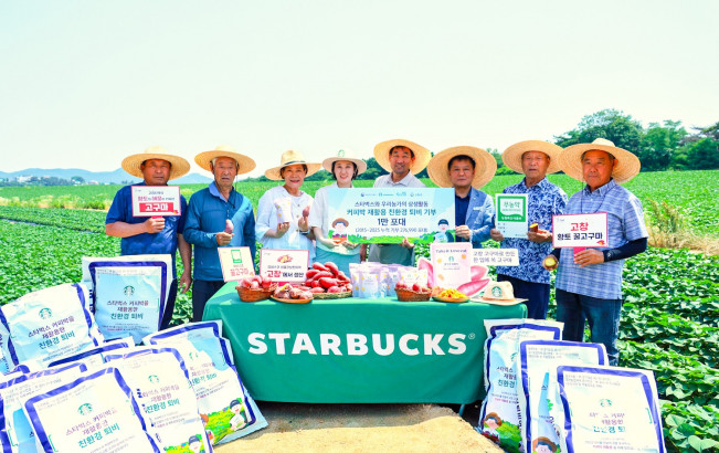 ▲스타벅스가 지난 6월 18일 전북 고창 고구마 농가를 방문해 커피찌꺼기 퇴비 1만 포대를 전달했다. (사진제공=스타벅스)
