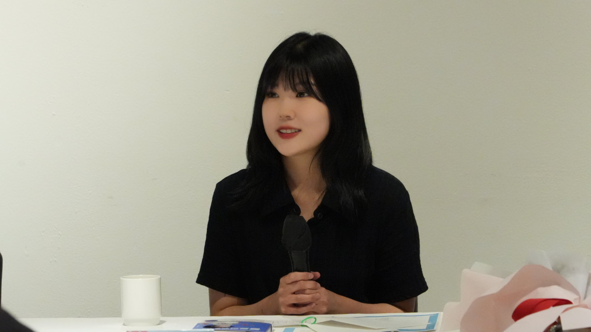 ▲15일 서울 중구에 있는 한 식당에서 열린 '제5회 넥서스 경장편 작가상' 시상식에서 대상 수상작 '울트라맨을 위하여'를 쓴 신보라 작가가 기자들의 질문에 답하고 있다. (넥서스)