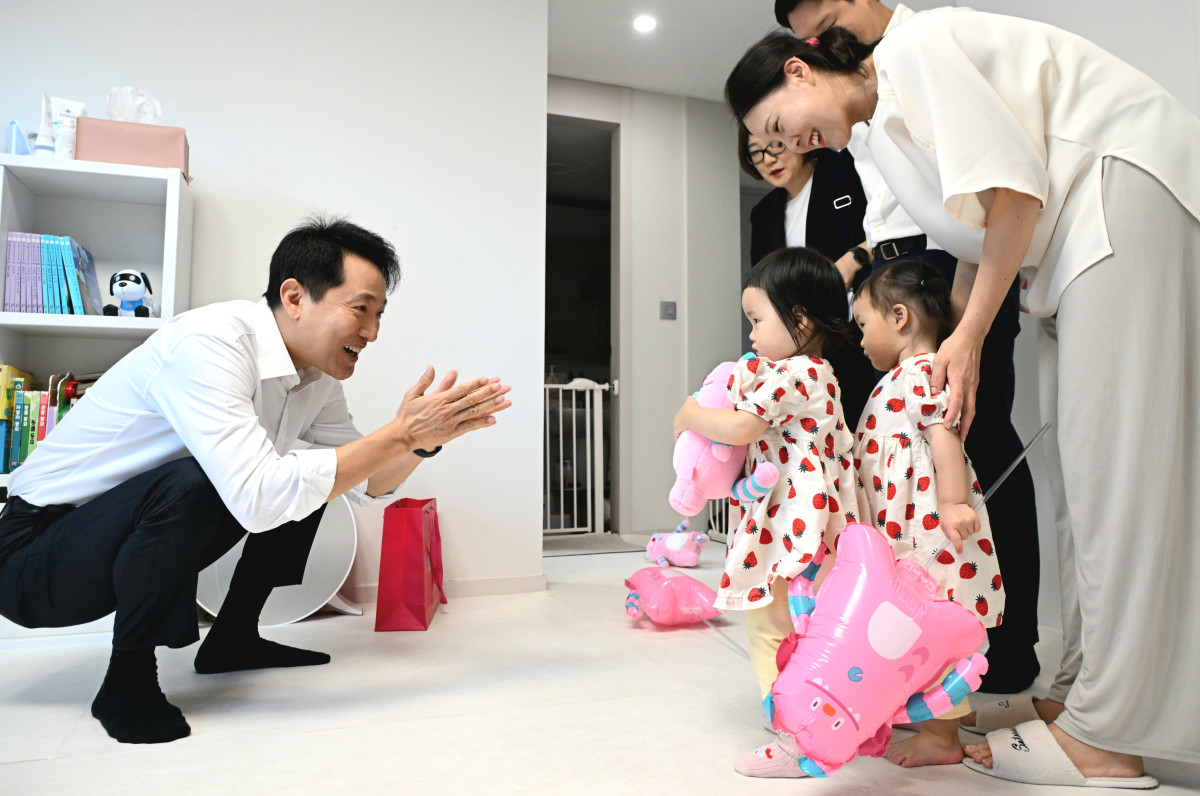 ▲15일 광진구 자양동 ‘미리내집’을 방문한 오세훈 서울시장이 입주자 자녀에게 인사를 건네고 있다. (서울시)
