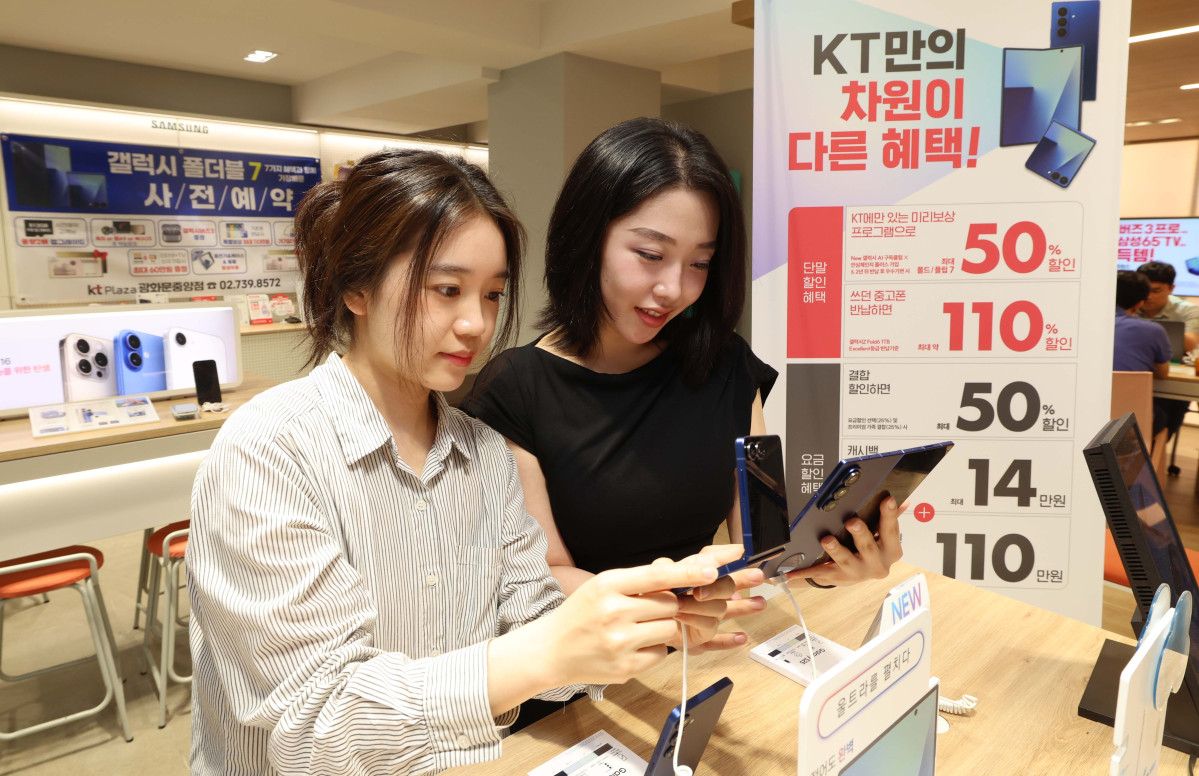 ▲이동통신 3사가 삼성전자의 초슬림 대화면 폴더블폰 ‘갤럭시 Z 폴드7(Galaxy Z Fold7)’와 플립형 폴더블폰 ‘갤럭시 Z 플립7(Galaxy Z Flip7)’의 사전예약을 시작한 15일 서울 종로구 KT플라자 광화문중앙점에서 관계자들이 예약판매를 알리고 있다. 신태현 기자 holjjak@