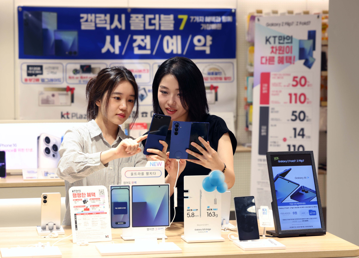 ▲이동통신 3사가 삼성전자의 초슬림 대화면 폴더블폰 ‘갤럭시 Z 폴드7(Galaxy Z Fold7)’와 플립형 폴더블폰 ‘갤럭시 Z 플립7(Galaxy Z Flip7)’의 사전예약을 시작한 15일 서울 종로구 KT플라자 광화문중앙점에서 관계자들이 예약판매를 알리고 있다. 신태현 기자 holjjak@