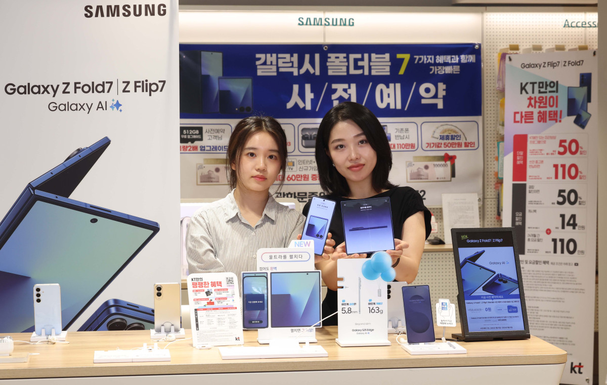 ▲이동통신 3사가 삼성전자의 초슬림 대화면 폴더블폰 ‘갤럭시 Z 폴드7(Galaxy Z Fold7)’와 플립형 폴더블폰 ‘갤럭시 Z 플립7(Galaxy Z Flip7)’의 사전예약을 시작한 15일 서울 종로구 KT플라자 광화문중앙점에서 관계자들이 예약판매를 알리고 있다. 신태현 기자 holjjak@
