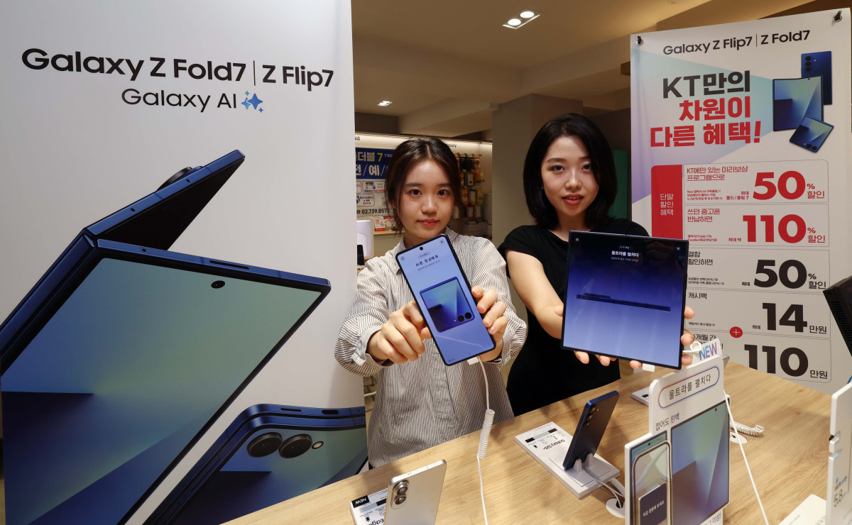 ▲이동통신 3사가 삼성전자의 초슬림 대화면 폴더블폰 ‘갤럭시 Z 폴드7(Galaxy Z Fold7)’와 플립형 폴더블폰 ‘갤럭시 Z 플립7(Galaxy Z Flip7)’의 사전예약을 시작한 15일 서울 종로구 KT플라자 광화문중앙점에서 관계자들이 예약판매를 알리고 있다. 신태현 기자 holjjak@