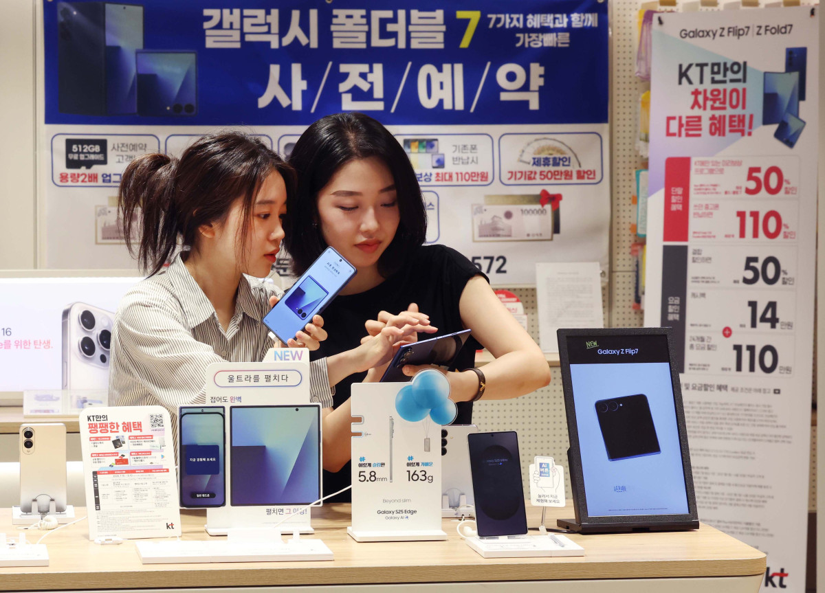 ▲이동통신 3사가 삼성전자의 초슬림 대화면 폴더블폰 ‘갤럭시 Z 폴드7(Galaxy Z Fold7)’와 플립형 폴더블폰 ‘갤럭시 Z 플립7(Galaxy Z Flip7)’의 사전예약을 시작한 15일 서울 종로구 KT플라자 광화문중앙점에서 관계자들이 예약판매를 알리고 있다. 신태현 기자 holjjak@