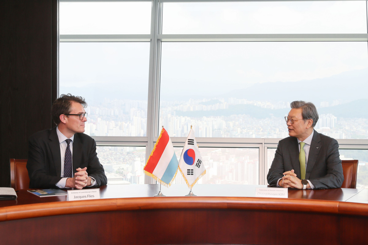 ▲김창범 한경협 부회장(오른쪽)이 15일 서울 여의도 한국경제인협회를 방문한 자크 플리스 주한룩셈부르크 대사를 만나 주요 현안과 양국 경제 발전 방안에 대해 논의하고 있다. (사진= 한국경제인협회)