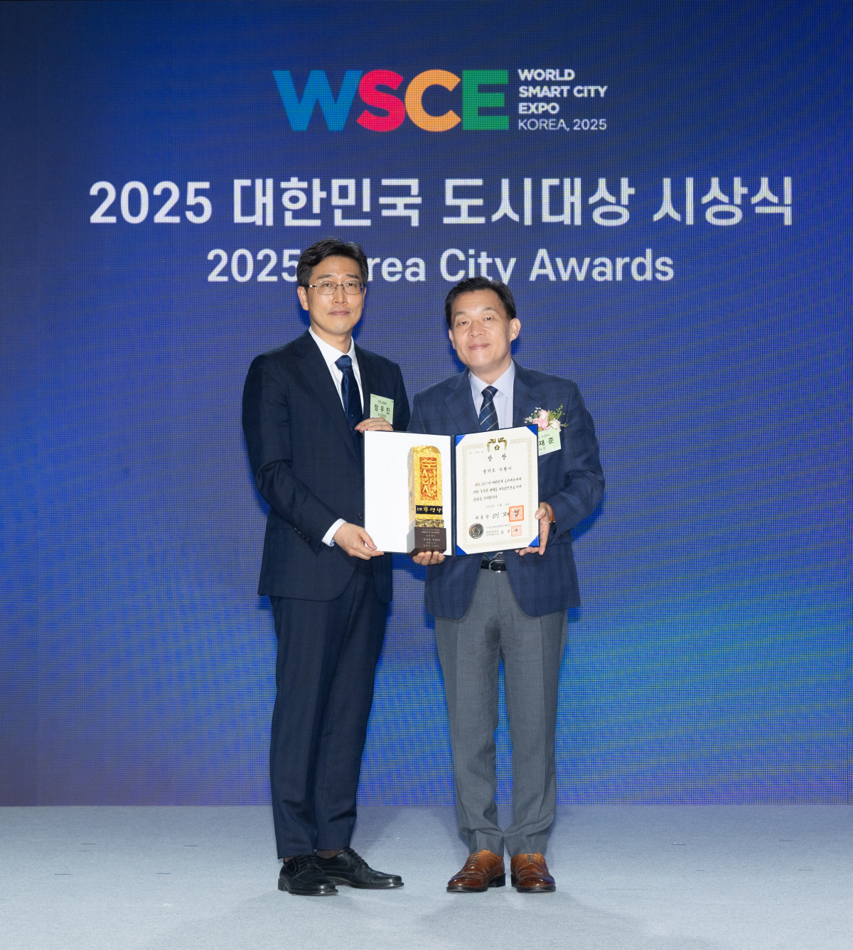 ▲이재준 수원시장이 15일 부산 벡스코에서 열린 2025 대한민국 도시대상 시상식에서 대통령상을 수상하고 상패와 상장을 받고 있다. (수원특례시)