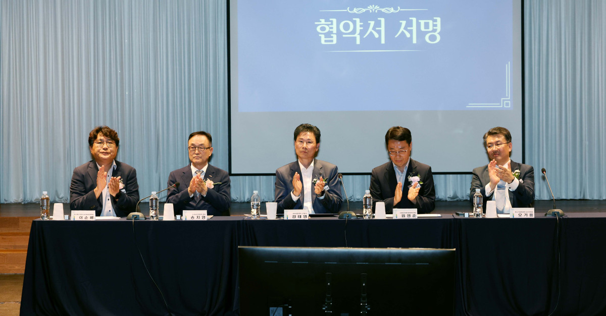 ▲강태영 NH농협은행장, 이순배 중소벤처기업부 글로벌성장정책관, 송치영 소상공인연합회장, 원영준 신용보증재단중앙회장, 오기웅 중소기업중앙회 상근부회장이 15일 서울 마포구 중소기업DMC타워에서 열린 '지역경제 활성화를 위한 소기업·소상공인 금융지원 업무협약식'에서 협약서에 서명을 마친 뒤 박수치고 있다. 신태현 기자 holjjak@