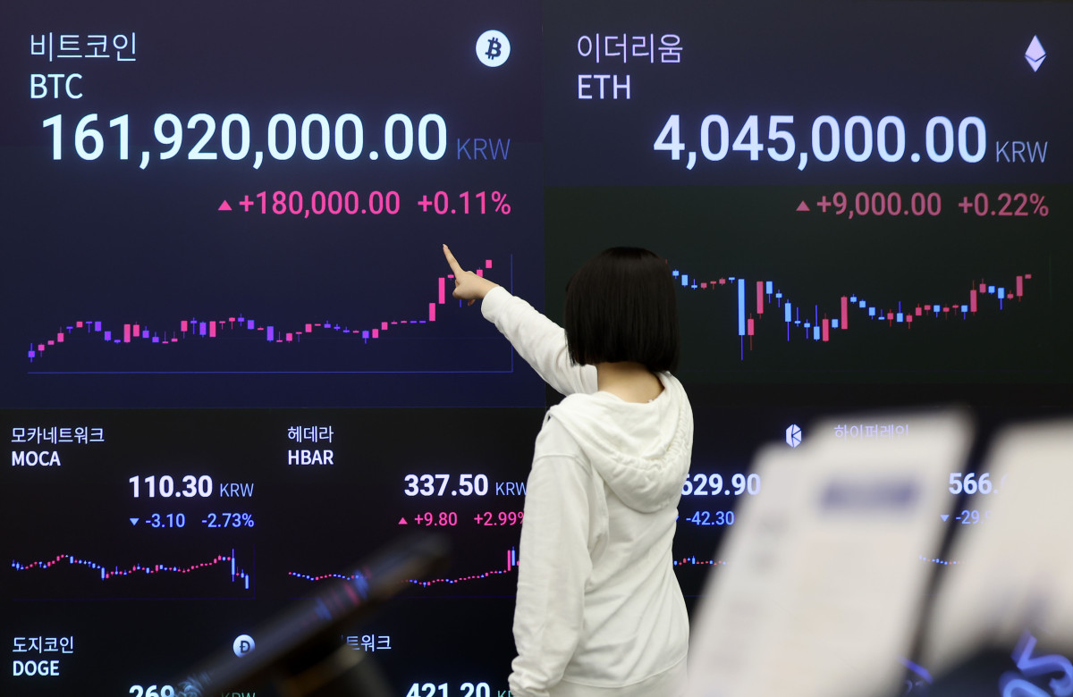 ▲14일 오전 9시 30분 기준 가상화폐 거래소 업비트에서 비트코인은 1억6200만원대에 거래되고 있다. 이날 서울 강남구 업비트 고객센터 내 전광판에서 비트코인 시황이 표시되고 있다. (뉴시스)