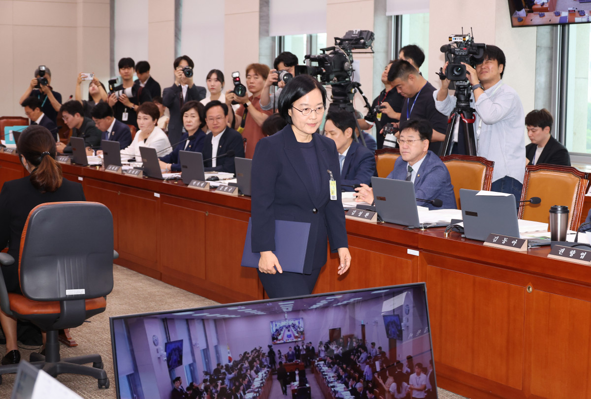 ▲한성숙 중소벤처기업부 장관 후보자가 15일 서울 여의도 국회 산업통상자원중소벤처기업위원회 전체회의에서 열린 인사청문회에서 이철규 위원장에게 선서문을 제출하러 가고 있다. (연합뉴스)