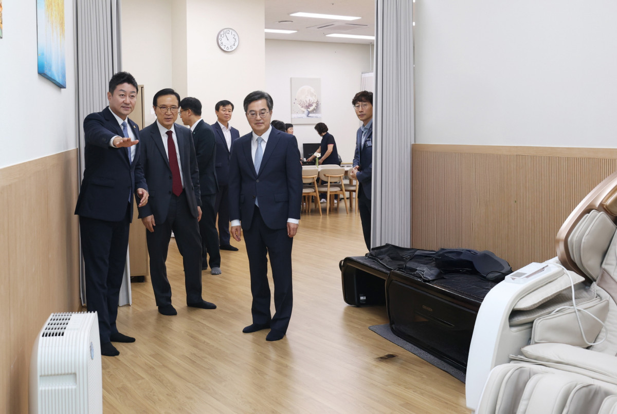 ▲김진경 경기도의회 의장, 김동연 경기도지사, 임태희 경기도교육감이 15일 경기도의회 청소원 대기실을 방문해 개선된 휴게 공간과 안마의자를 점검하고 있다. (경기도의회)