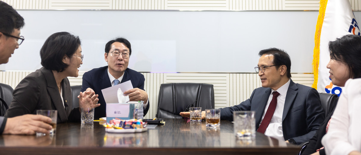 ▲임태희 경기도교육감, 정명근 화성시장, 신미숙 경기도의회 의원 등 관계자들이 15일 화성시청 동탄출장소에서 경기평생교육문화원 건립을 위한 업무협약식을 진행했다. (경기도교육청)