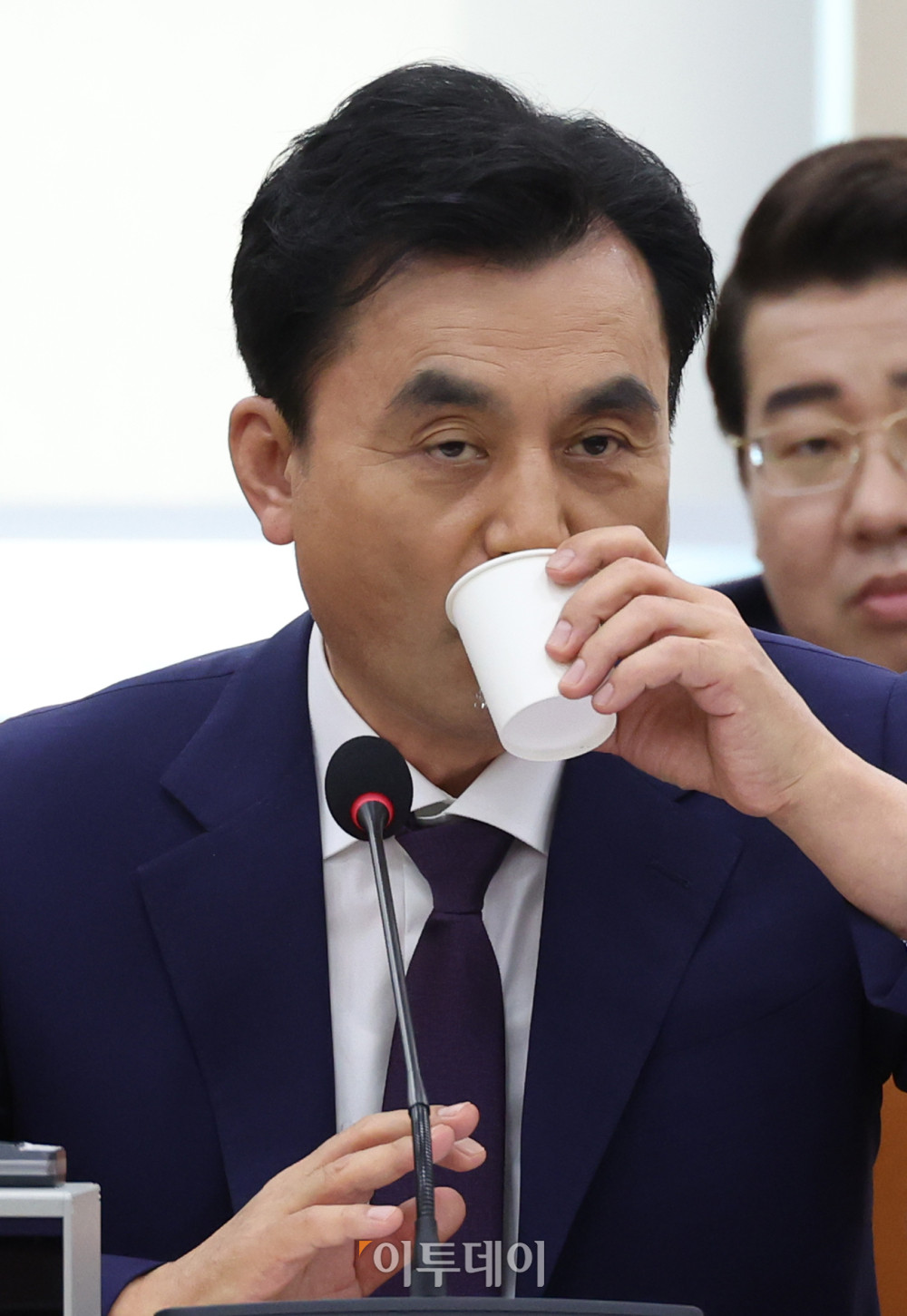 ▲안규백 국방부 장관 후보자가 15일 서울 여의도 국회 국방위원회 전체회의에서 열린 인사청문회에서 물을 마시고 있다. 고이란 기자 photoeran@