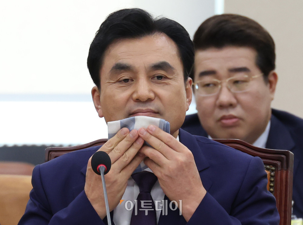 ▲안규백 국방부 장관 후보자가 15일 서울 여의도 국회 국방위원회 전체회의에서 열린 인사청문회에서 의원 질의를 답하고 있다. 고이란 기자 photoeran@