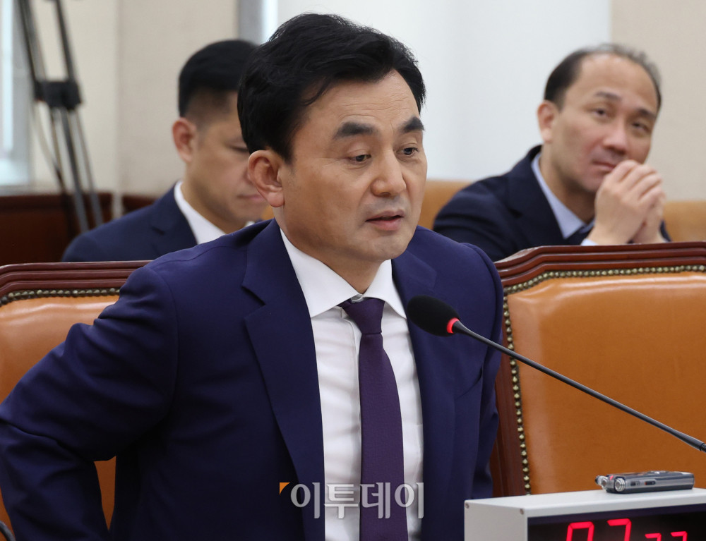 ▲안규백 국방부 장관 후보자가 15일 서울 여의도 국회 국방위원회 전체회의에서 열린 인사청문회에서 의원 질의에 답하고 있다. 고이란 기자 photoeran@
