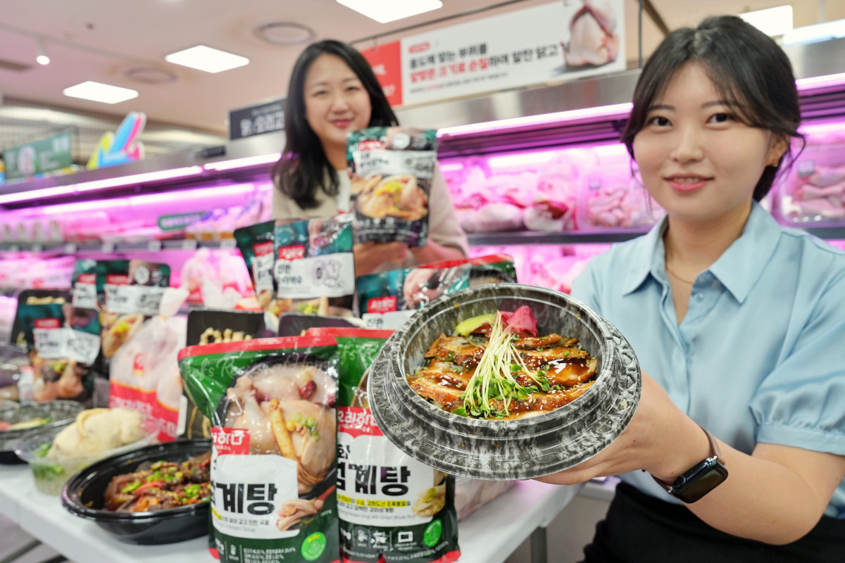 ▲서울시 송파구에 위치한 롯데마트 제타플렉스 잠실점 축산 매대에서 '홈보양식' 행사 상품을 홍보하는 서란영 MD(오른쪽)와 조은비 MD의 모습. (사진제공=롯데마트)