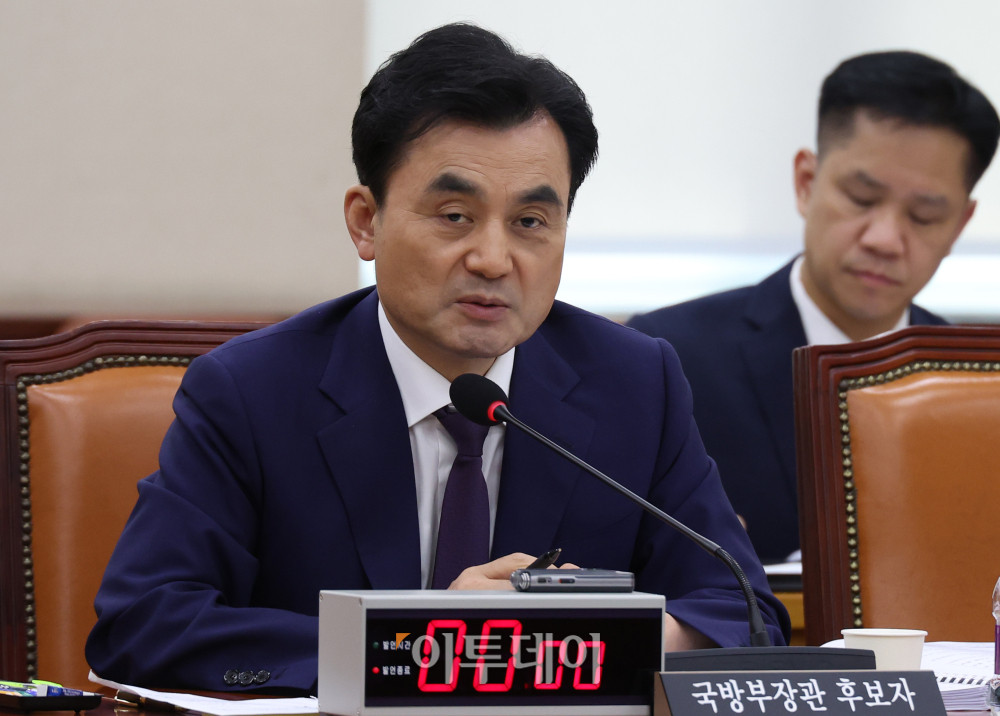 ▲안규백 국방부 장관 후보자가 15일 서울 여의도 국회 국방위원회 전체회의에서 열린 인사청문회에서 의원 질의에 답하고 있다. 고이란 기자 photoeran@