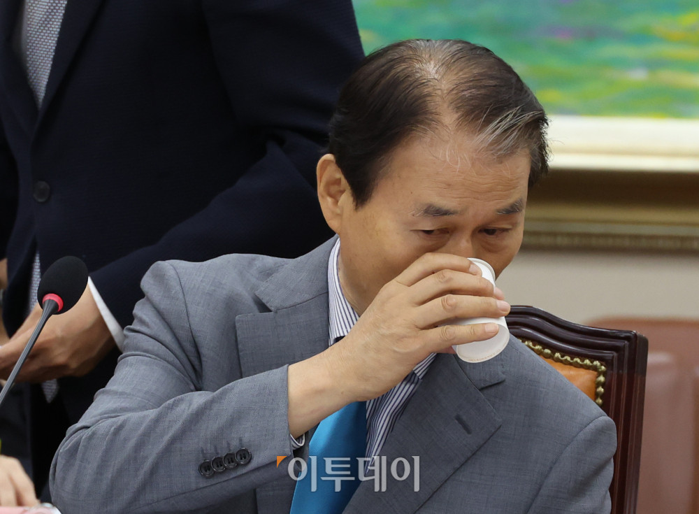 ▲권오을 국가보훈부 장관 후보자가 15일 서울 여의도 국회 정무위원회 전체회의에서 열린 인사청문회에서 물을 마시고 있다. 고이란 기자 photoeran@