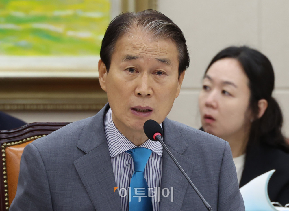 ▲권오을 국가보훈부 장관 후보자가 15일 서울 여의도 국회 정무위원회 전체회의에서 열린 인사청문회에서 의원 질의에 답하고 있다. 고이란 기자 photoeran@