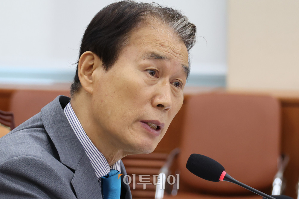 ▲권오을 국가보훈부 장관 후보자가 15일 서울 여의도 국회 정무위원회 전체회의에서 열린 인사청문회에서 의원 질의에 답하고 있다. 고이란 기자 photoeran@