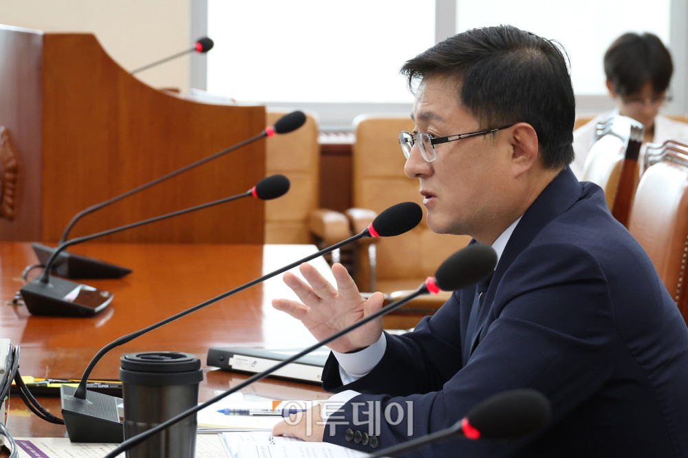 ▲김성환 환경부 장관 후보자가 15일 서울 여의도 국회 환경노동의원회 전체회의에서 열린 인사청문회에서 의원 질의에 답하고 있다. 고이란 기자 photoeran@