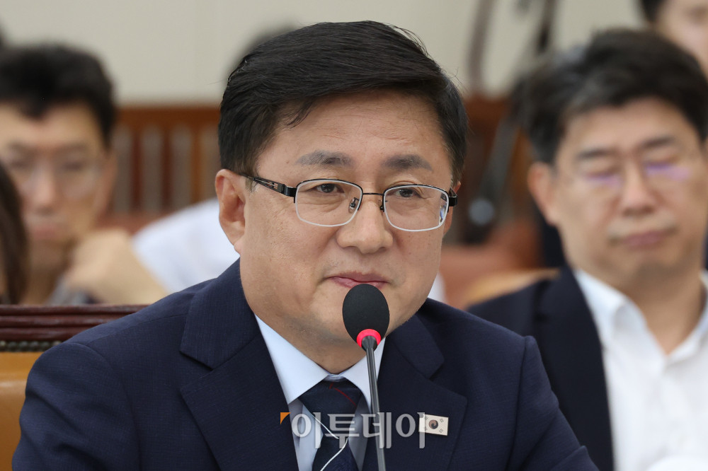 ▲김성환 환경부 장관 후보자가 15일 서울 여의도 국회 환경노동의원회 전체회의에서 열린 인사청문회에서 의원 질의에 답하고 있다. 고이란 기자 photoeran@