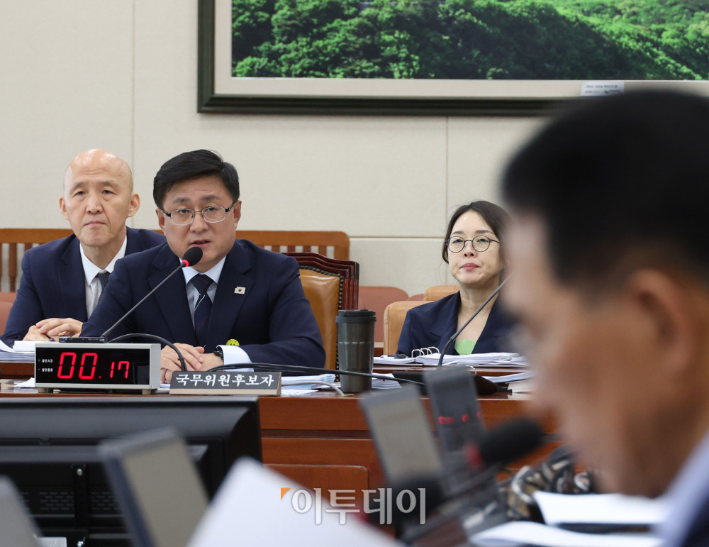 ▲김성환 환경부 장관 후보자가 15일 서울 여의도 국회 환경노동의원회 전체회의에서 열린 인사청문회에서 의원 질의에 답하고 있다. 고이란 기자 photoeran@