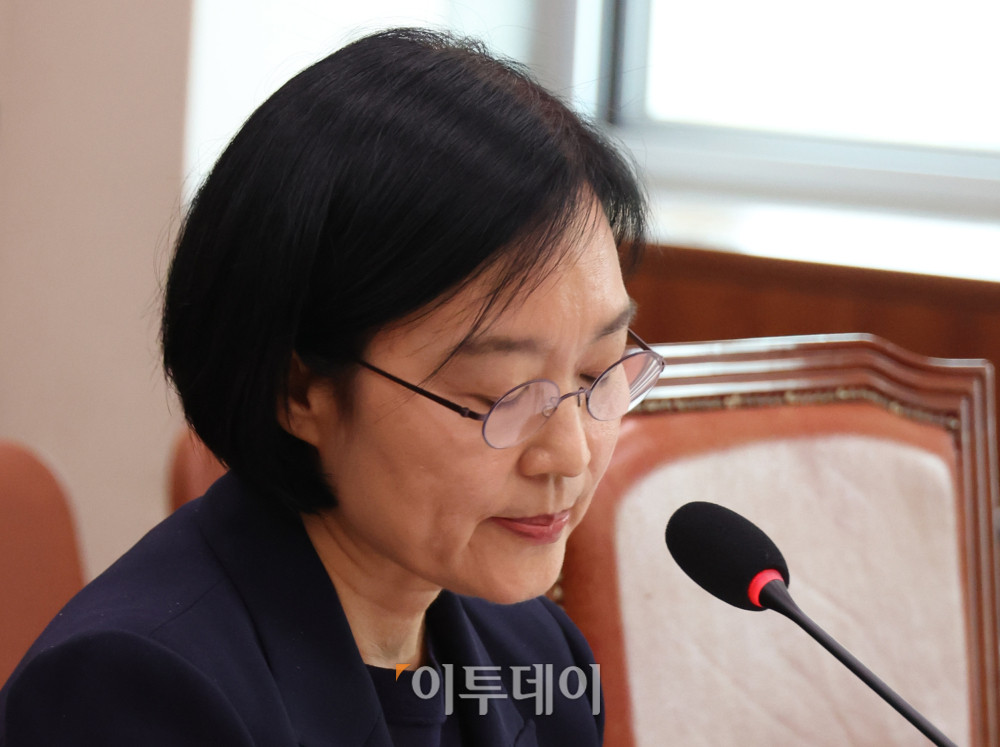 ▲한성숙 중소벤처기업부 장관 후보자가 15일 서울 여의도 국회 산업통상자원중소벤처기업위원회 전체회의에서 열린 인사청문회에서 의원 질의에 답하고 있다. 고이란 기자 photoeran@