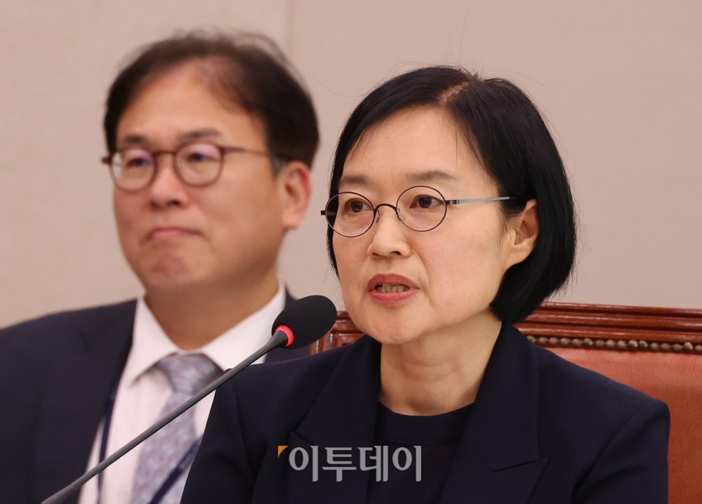 ▲한성숙 중소벤처기업부 장관 후보자가 15일 서울 여의도 국회 산업통상자원중소벤처기업위원회 전체회의에서 열린 인사청문회에서 의원 질의에 답하고 있다. 고이란 기자 photoeran@