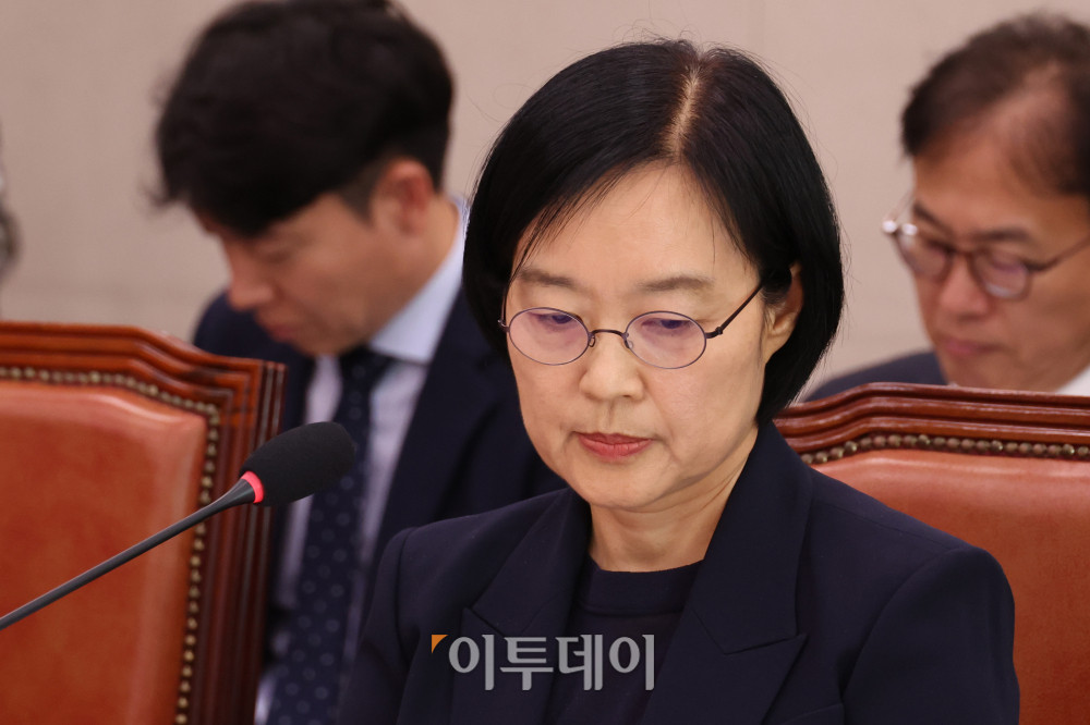 ▲한성숙 중소벤처기업부 장관 후보자가 15일 서울 여의도 국회 산업통상자원중소벤처기업위원회 전체회의에서 열린 인사청문회에서 의원 질의에 답하고 있다. 고이란 기자 photoeran@