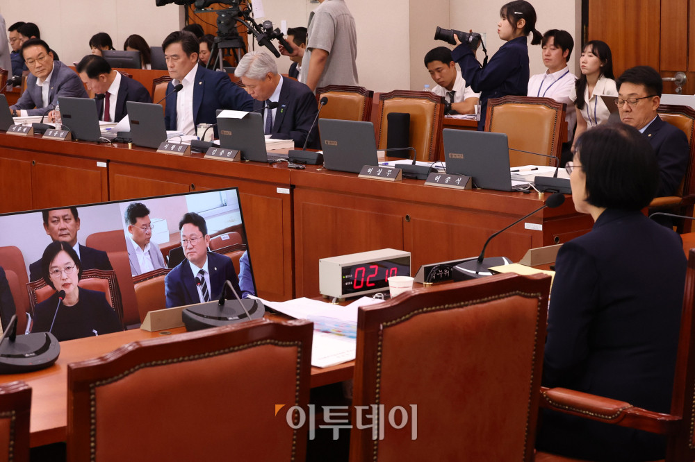 ▲한성숙 중소벤처기업부 장관 후보자가 15일 서울 여의도 국회 산업통상자원중소벤처기업위원회 전체회의에서 열린 인사청문회에서 의원 질의에 답하고 있다. 고이란 기자 photoeran@