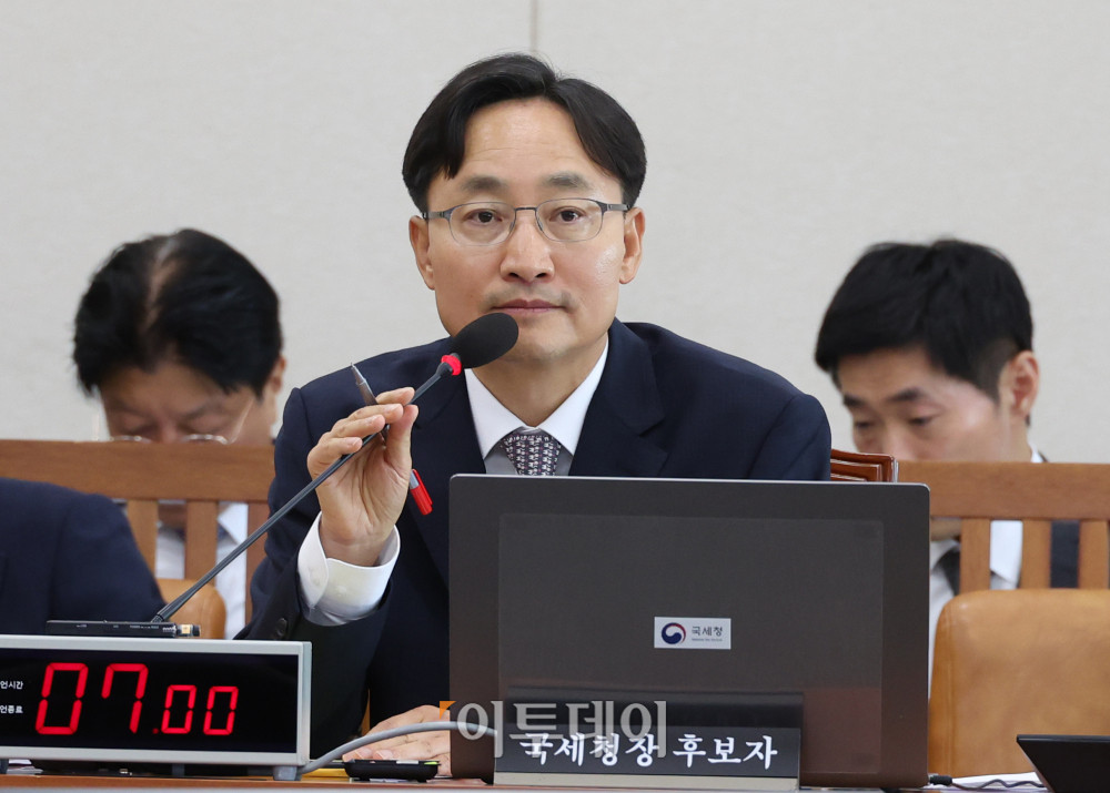 ▲임광현 국세청장 후보자가 15일 서울 여의도 국회 기획재정위원회 전체회의에서 열린 인사청문회에서 의원 질의에 답하고 있다. 고이란 기자 photoeran@