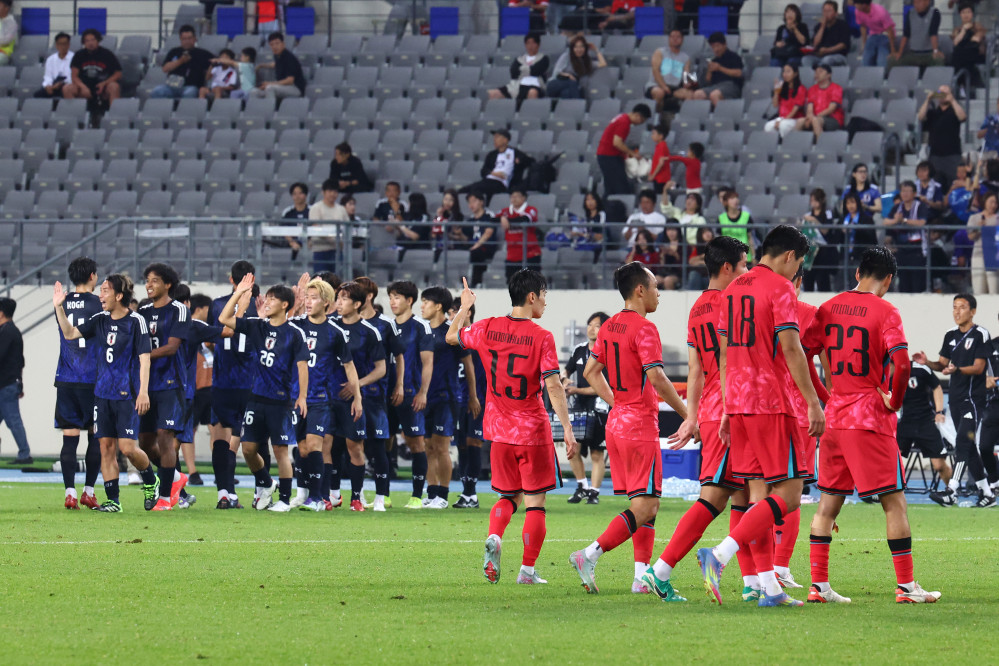 ▲15일 경기도 용인미르스타디움에서 열린 2025년 동아시아축구연맹(EAFF) E-1 챔피언십(동아시안컵) 남자부 최종 3차전 한국과 일본의 경기.     0대1로 패한 대한민국 선수들이 아쉬워하고 있다.  (연합뉴스)