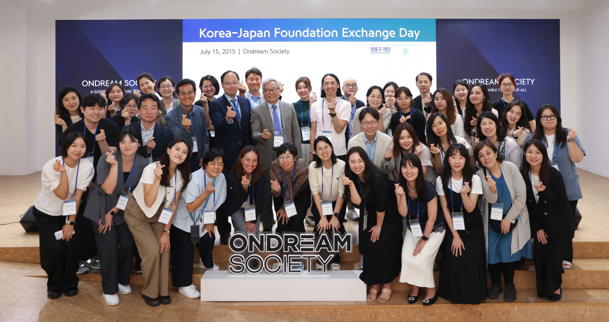 ▲서울 명동 온드림 소사이어티에서 한일 주요 재단 ‘Korea-Japan Foundation Exchange Day’  행사가 열린 가운데 참석자들이 기념촬영을 하고 있다.
 (사진=현대차정몽구재단)