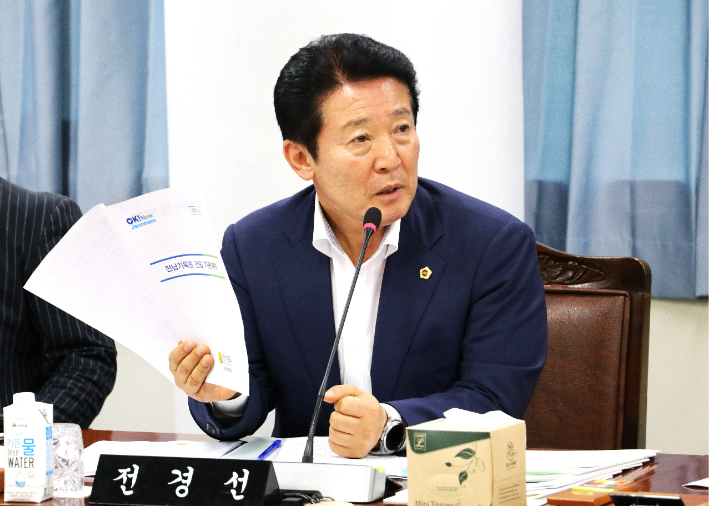 ▲전남도의회 임시회가 열린 회의실에서 전경선 도의원이 질의하고 있다. (사진제공 전남도의회)