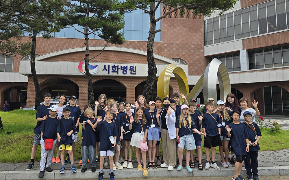 ▲시화병원에서 성장판 검사를 마친 러시아 어린이들이 기념사진 촬영을 하고 있다. (시화병원)