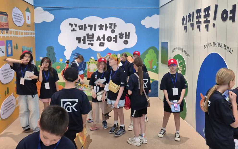 ▲러시아 아동들이 시흥시 거북섬에서 전시 체험 활동에 참여하고 있다. (시화병원)