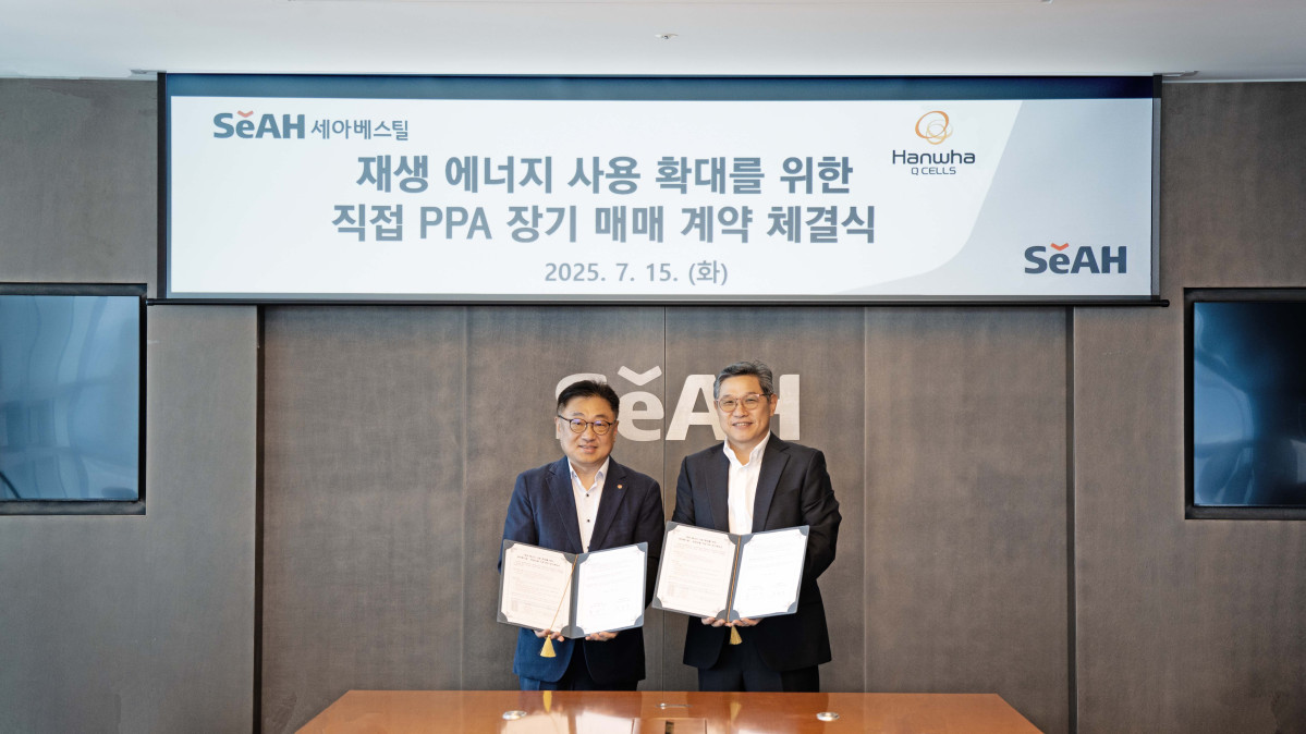 ▲(우측부터)홍상범 세아베스틸 경영촐괄부문장과 유재열 한화큐셀 한국사업부장이 PPA 장기 매매 계약을 체결하고 기념사진을 촬영하고 있다. (사진= 세아베스틸)