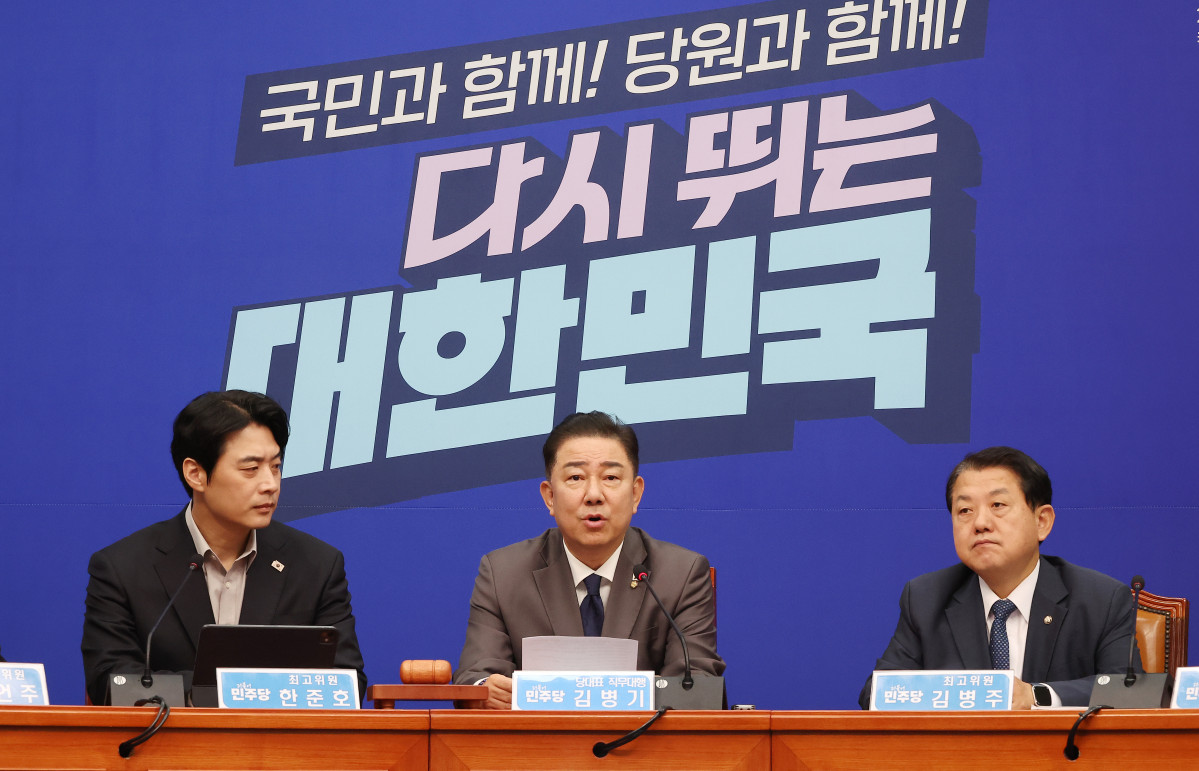 ▲김병기 더불어민주당 대표 직무대행 겸 원내대표(가운데)가 16일 국회에서 열린 최고위원회의에서 발언하고 있다. (연합뉴스)