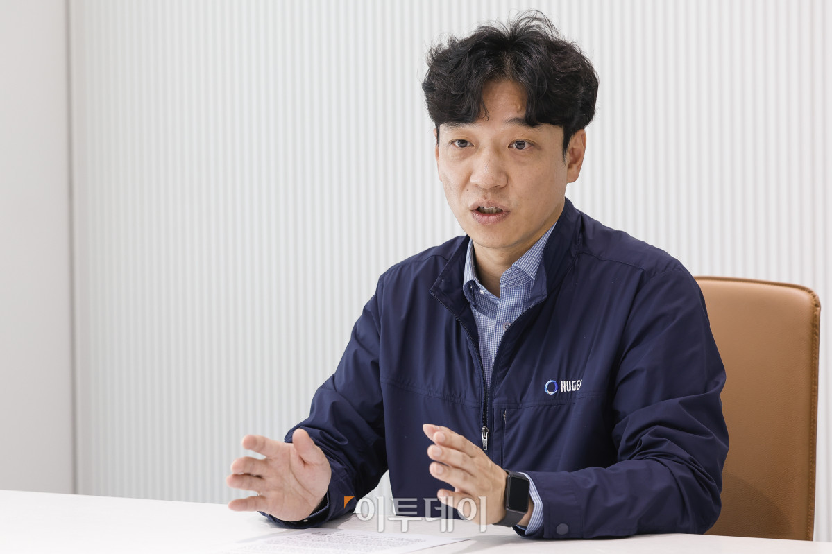▲설희수 휴젤 거두공장 생산실장(이사)은 최근 강원 춘천시 휴젤 본사에서 본지와 인터뷰를 갖고 “글로벌 확장을 지속하고 있는 만큼 수요 추이와 시장 변화에 추가 증설을 포함한 다양한 가능성을 열어두고 검토할 계획”이라며 “앞으로도 안정적인 품질과 공급 능력을 바탕으로 국내외 시장에서의 리더십을 더욱 강화해 나가겠다”고 강조했다. 조현호 기자 hyunho@