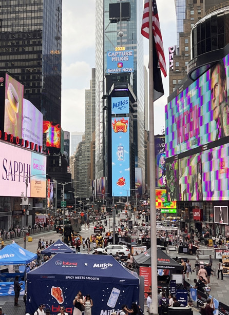 ▲미국 뉴욕 타임스퀘어 ‘원 타임스 스퀘어(One Times Square)’ 건물 외벽 대형 전광판에 롯데칠성음료 '밀키스' 광고가 송출되고 있다.  (사진제공=롯데칠성음료)